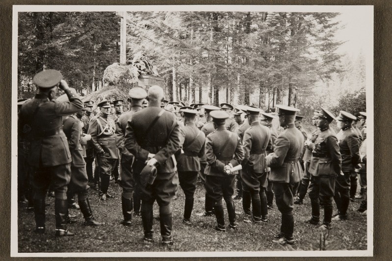 Eesti ohvitserid Kärstnas, Vabadussõja mälestusmärgi juures