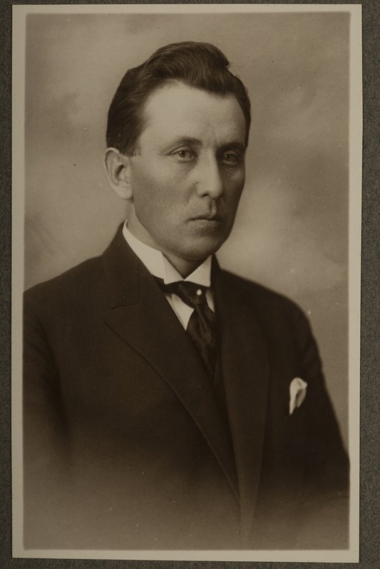 Kaitseminister O. Köstri portreefoto