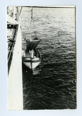 Fishermen in the Japanese sea : transfer of fish to a reception vessel  duplicate photo