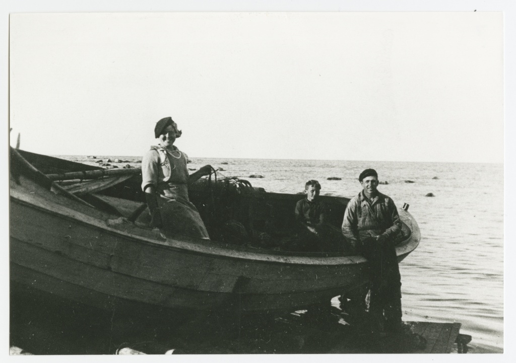 Fishermen with boat in Naissaare port