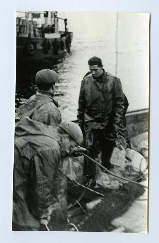 Fishermen with a ship in the Gulf of Finland: V. Piibemann and a. Hark are emptying the candleboat