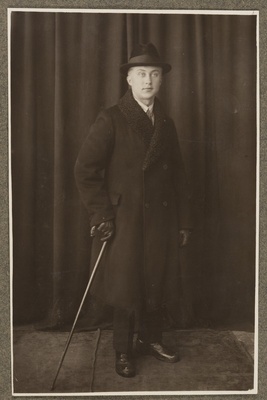 Friedrich Landt jalutuskepi ja kübaraga  duplicate photo