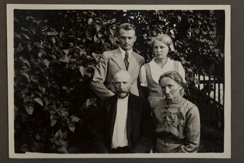 Theodor Kõlu oma õe ja vanemate Augusti ja Mariega