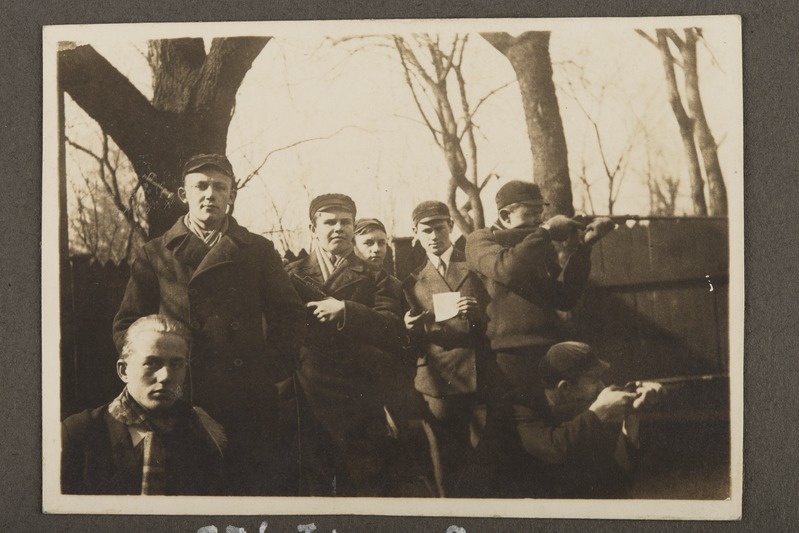 Theodor Kõlu seminarikaaslastega sõjalisel õppusel