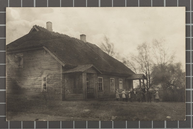 Theodor Kõlu Kassinurme algkooli õpilastega