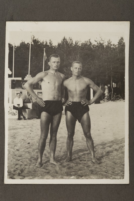 Theodor Kõlu ja Albert Saarlaid rannas