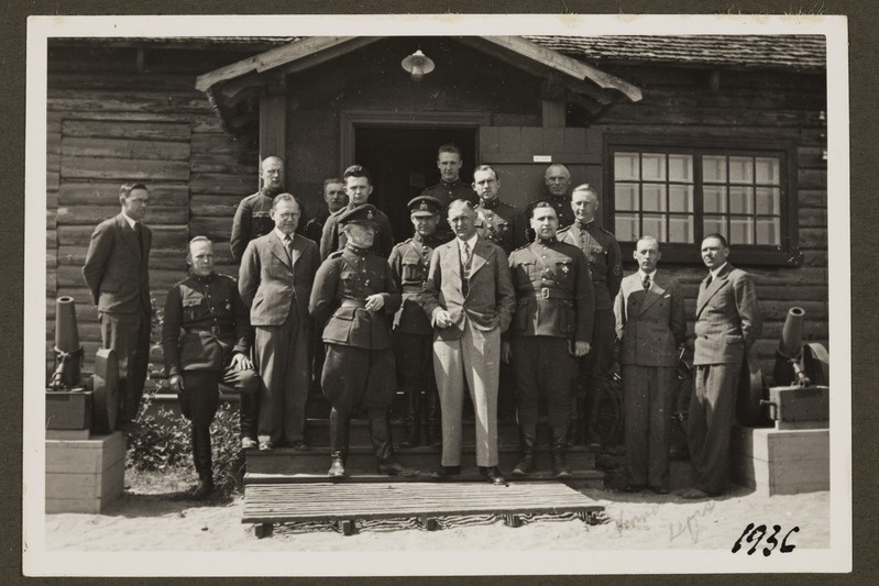 Kuperjanovi üksik-jalaväepataljoni sõjaväelased kasarmu ees