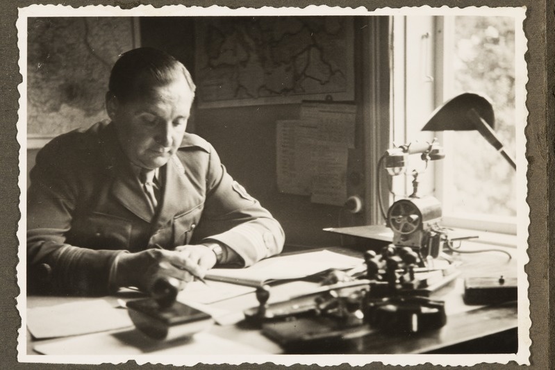 Kuperjanovi üksik-jalaväepataljoni kapten kirjutuslaua taga