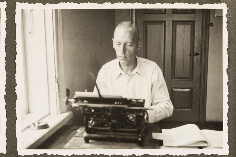 Eesti sõjaväelane kirjutusmasinal