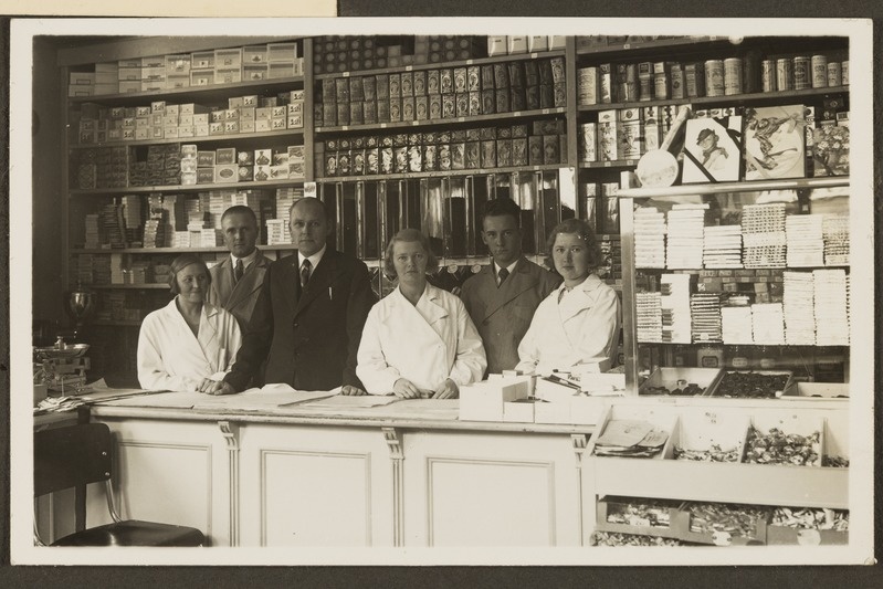 Georg Raja, A. ja Grünbergid ning Nika Vilipant SMÜ Pärnu kaupluses