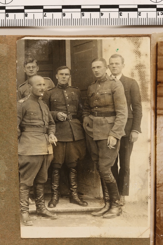 Sõjaväe lennukool. Mundris mehed uksel.