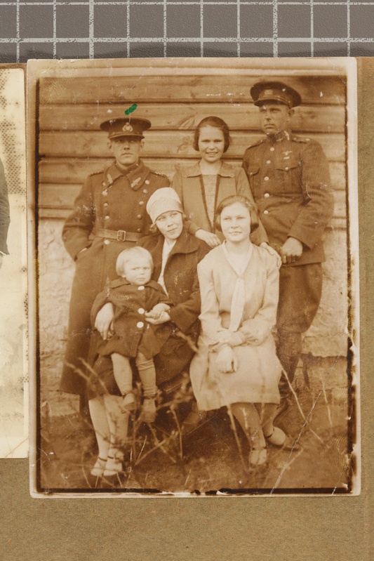 Lennuväe mundris mehed naistega majaseina ees