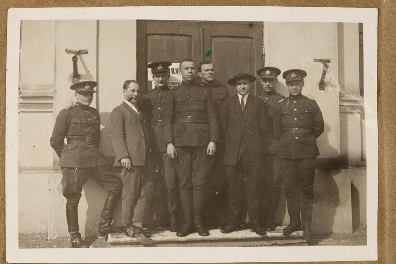 Mundris meestesalk lennukooli ukse ees