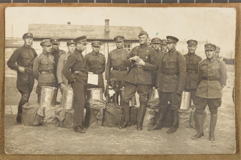 Mundris mehed kanistrite ja koeraga