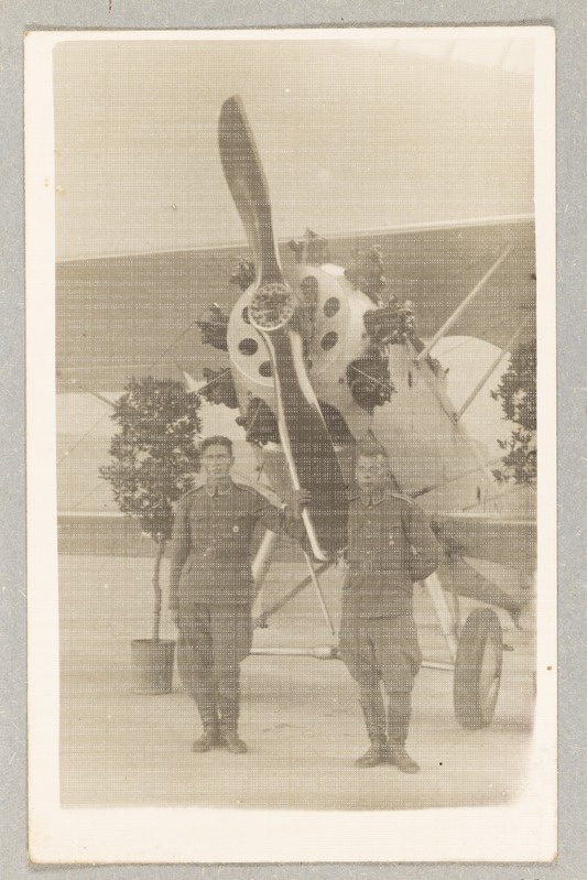 Lennukooli õpilane Endel Sibul lennukiga