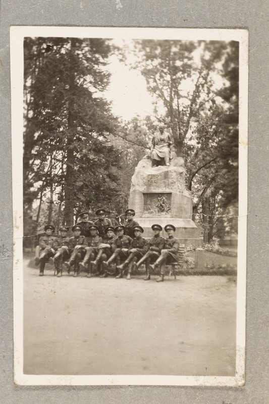 Lennukooli õpilased Võrus Kreutzwaldi monumendi juures