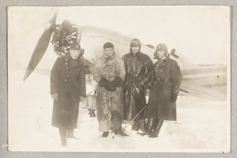 Sõjaväelased lennukiga