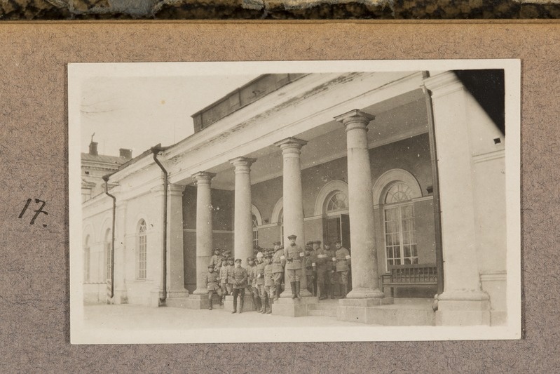 Sõjaväelased sammaste vahel