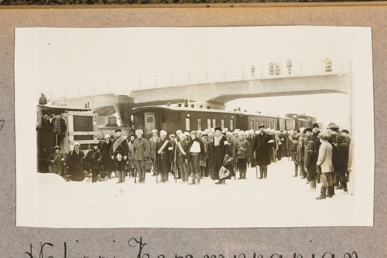 Sõjaväelased rongijaamas