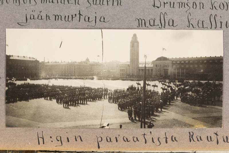 Sõjaväeparaad Rautatientori väljakul Helsingis