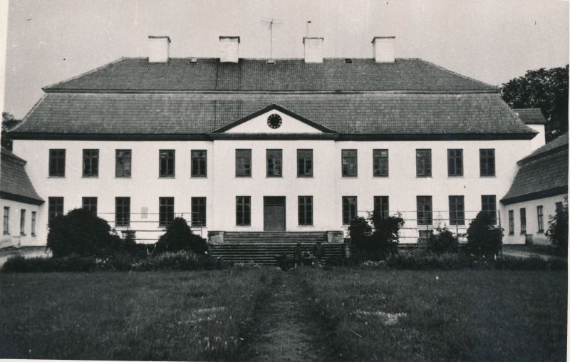 Photo. Hiiumaa-suuremõisa, view of the facade from the front. 1965 g. Photographer. R. Kalk.