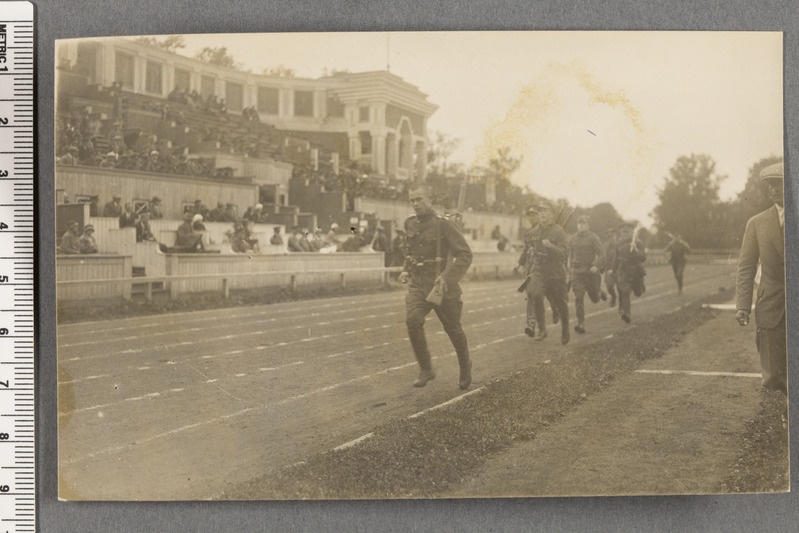 Kaitseväelased jooksmas