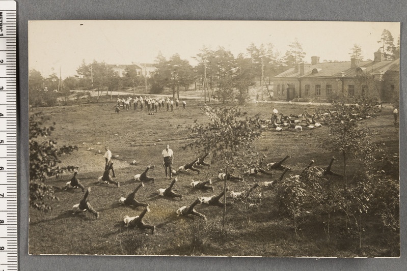 Kaitseväelased võimlemas