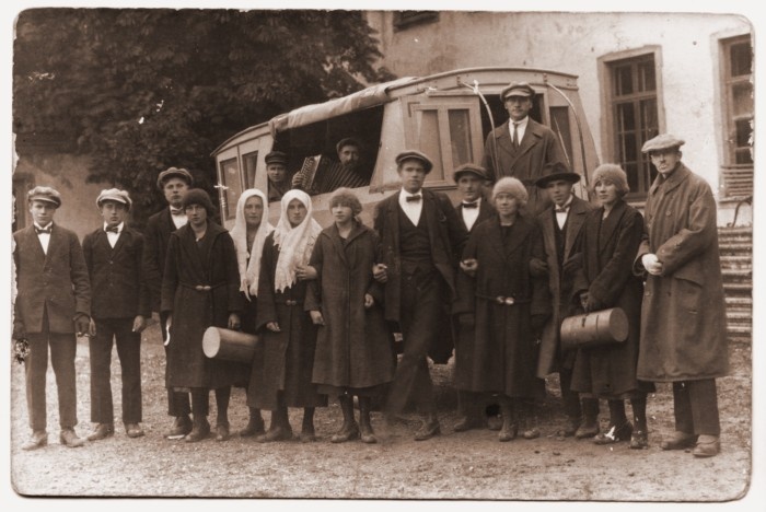 Photo Hiiumaa's first bus and people in front of Suuremõisa Castle