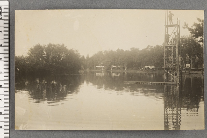 Kaitseväelased ujumas