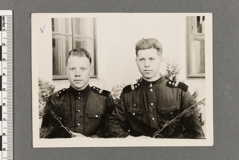 Seersant Valdur Hõimoja ja teine eestlane ajateenistuses