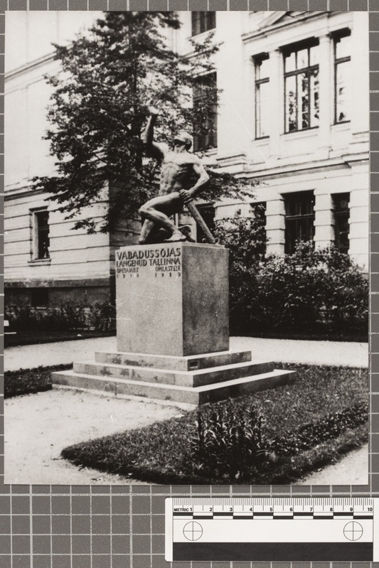 Vabadussõja monument Reaalgümnaasiumi ees