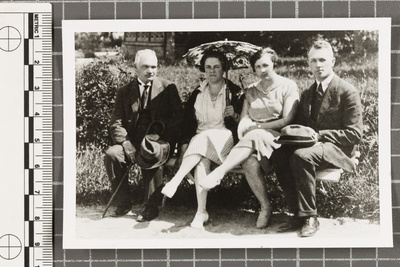 Konstantin Päts, Maria Laidoner, Juta Saar ja Villem Saarsen Haapsalus  duplicate photo
