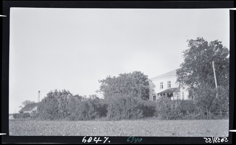 Vaade üle põllu mõisa härrastemajale