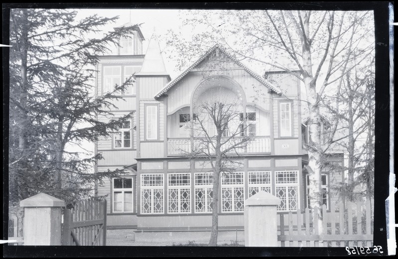 Kahekordne puitelamu lahtise ja kinnise rõduga