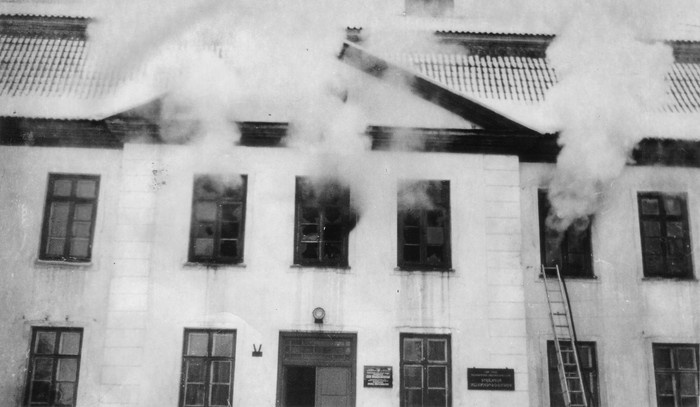 Burning the castle of Suuremõisa in 1978. In February