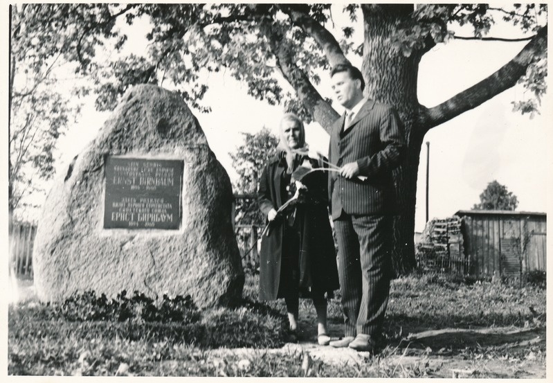 Ernst Birnbaumi mälestuskivi Rakkes.