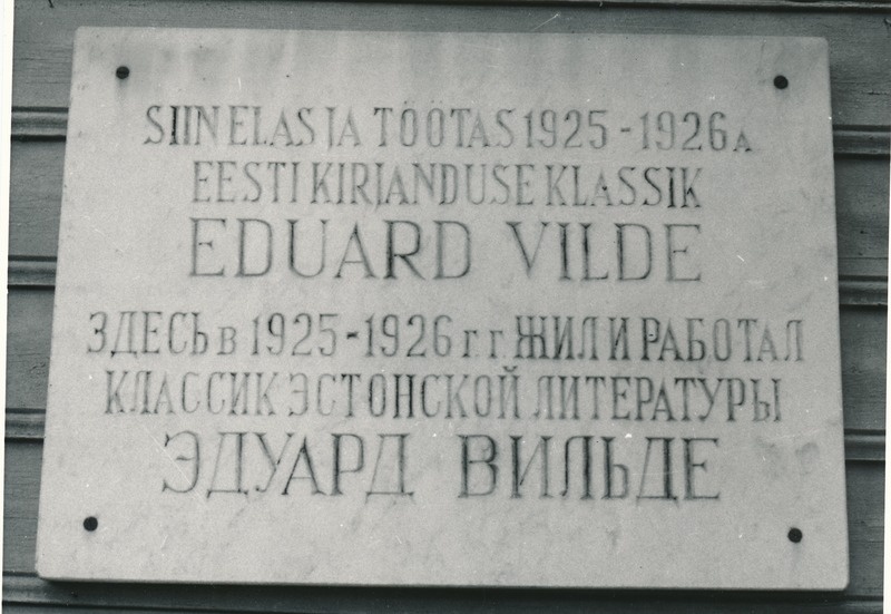 Mälestustahvel majal Narva-Jõesuus, kus elas E. Vilde.