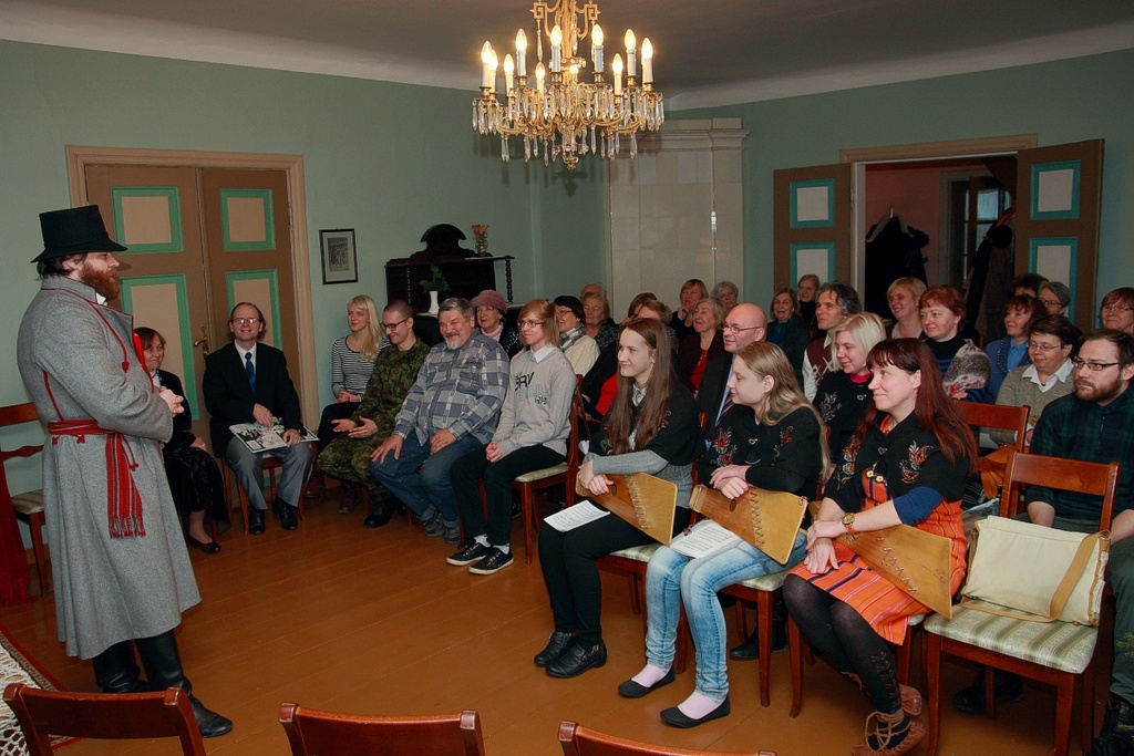 Foto. Publik Kreutzwaldi mälestuspäeval muuseumi saalis. Võru, 14.12.2014.