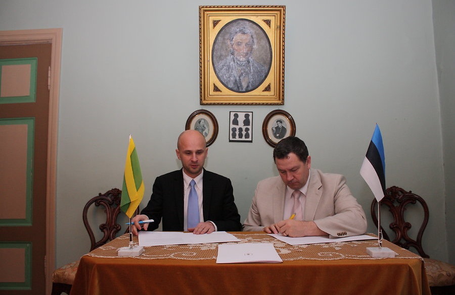 Foto. Tarmo Piirmann ja Erki Saarman koostöölepingut allkirjastamas. Võru, 28.10.2013.