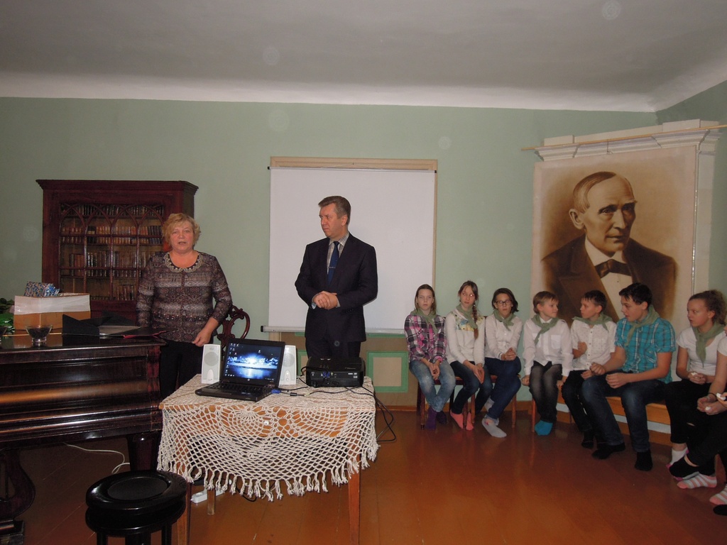 Foto. Helena Linnamäe ja Kaider Vardja muuseumis. Võru, 14.12.2016.