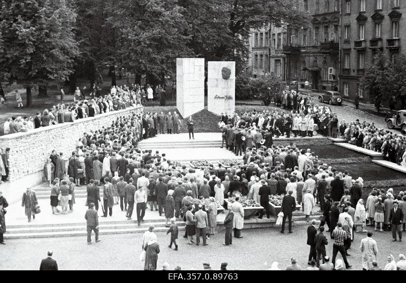 Kirjanik E. Vilde mälestusmärgi avamine Harju tänaval.