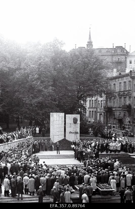 Kirjanik E. Vilde mälestusmärgi avamine Harju tänaval.