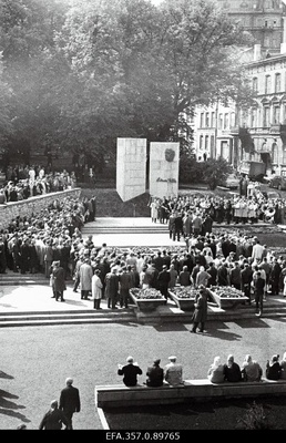 Kirjanik E. Vilde mälestusmärgi avamine Harju tänaval.  similar photo