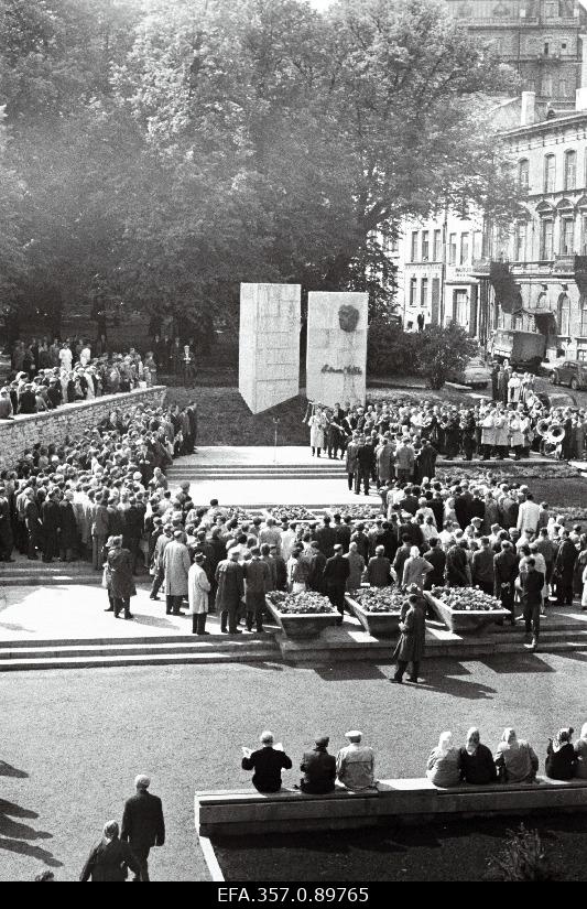 Kirjanik E. Vilde mälestusmärgi avamine Harju tänaval.
