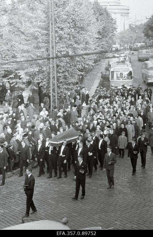 Laulja ENSV rahvakunstnik Aleksander Arderi matuserongkäik Estonia puiesteel.