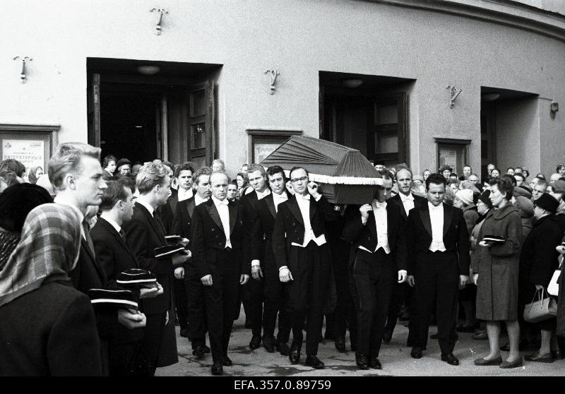 Laulja ENSV rahvakunstnik Aleksander Arderi sarga väljakandmine "Estonia" kontserdisaalist.