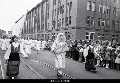 Eesti NSV üldlaulupeost osavõtjate rongkäik Narva maanteel.  similar photo