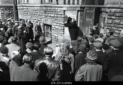 Eesti maalikunstniku Ants Laikmaa mälestustahvli avamine Tatari tänaval, majal, kus ta elas ja töötas aastatel 1914-1932.  similar photo