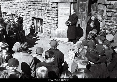 Eesti maalikunstniku Ants Laikmaa mälestustahvli avamine Tatari tänaval, majal, kus ta elas ja töötas aastatel 1914-1932.  similar photo