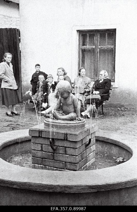 Purskkaev kino "Forum" juures.